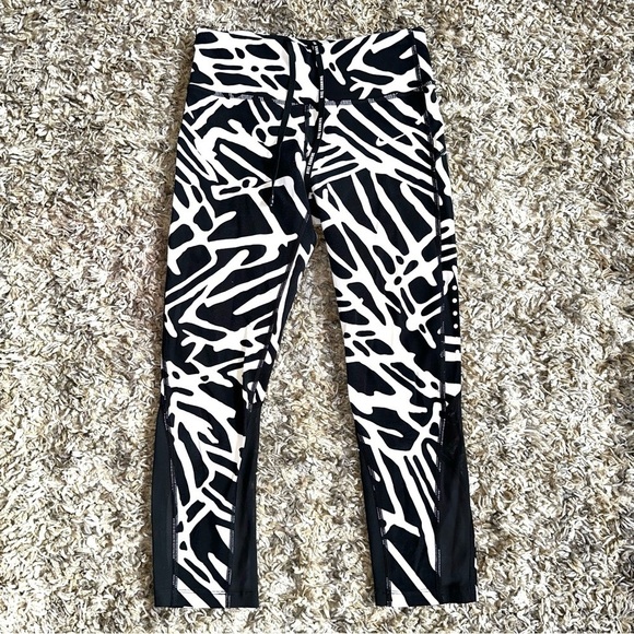 Nike Pants - Nike Dri Fit Ladied XS Zebra Activewear 20” Capri Leggings w/ Mesh